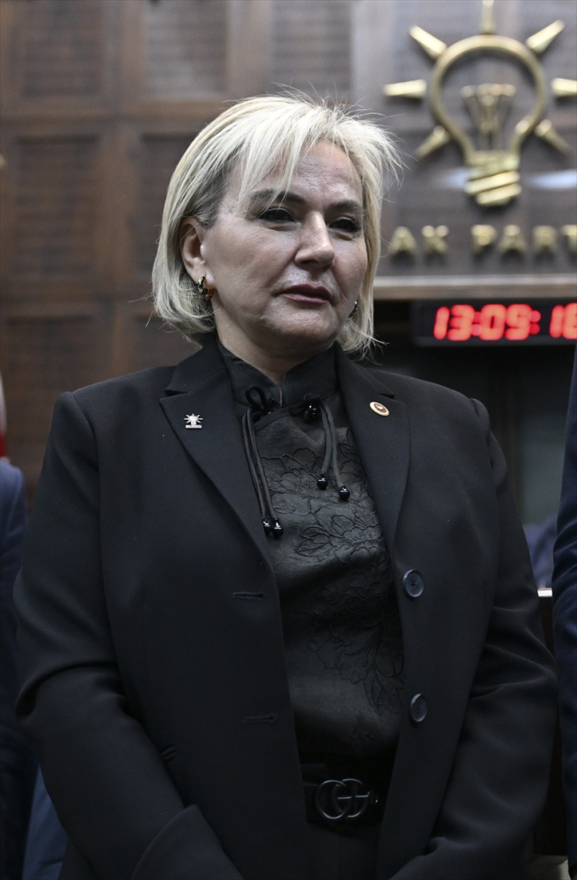 CHP'den istifa eden İstanbul Milletvekili Nimet Özdemir, AK Parti'ye katıldı.