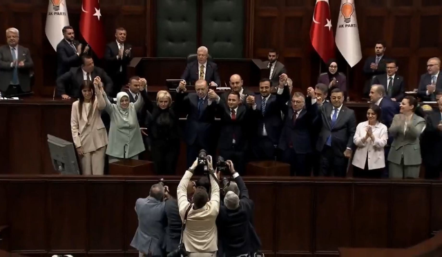 CHP'den istifa eden İstanbul Milletvekili Nimet Özdemir, AK Parti'ye katıldı.