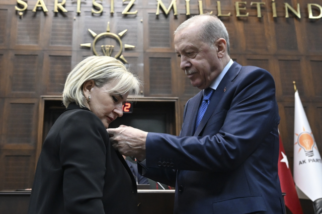 CHP'den istifa eden İstanbul Milletvekili Nimet Özdemir, AK Parti'ye katıldı.