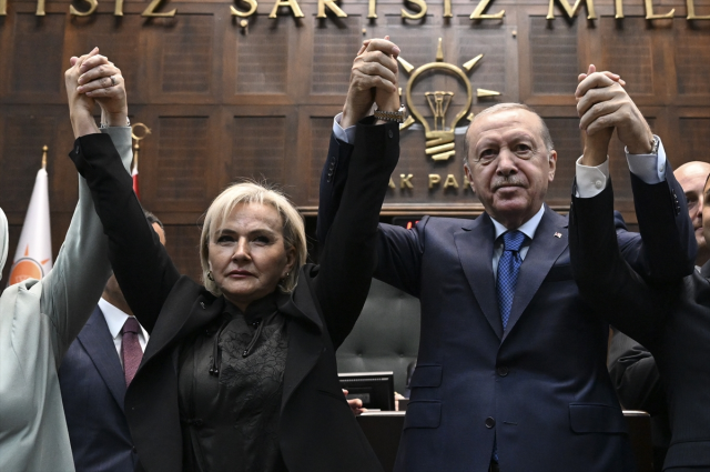 CHP'den istifa eden İstanbul Milletvekili Nimet Özdemir, AK Parti'ye katıldı.