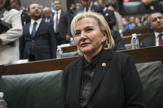 CHP'den istifa eden İstanbul Milletvekili Nimet Özdemir, AK Parti'ye katıldı.