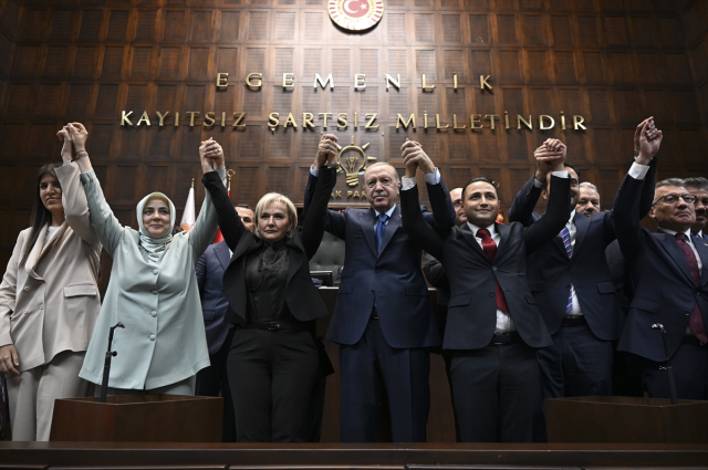 CHP'den istifa eden İstanbul Milletvekili Nimet Özdemir, AK Parti'ye katıldı.