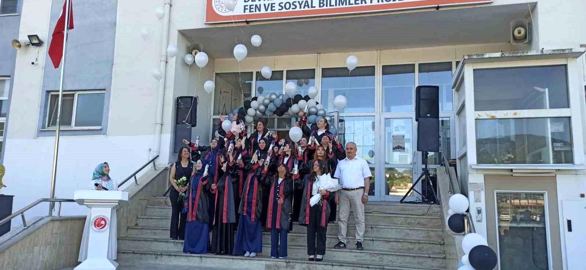 Devrek İmam Hatip Lisesi\'nde 19 öğrenci mezun oldu
