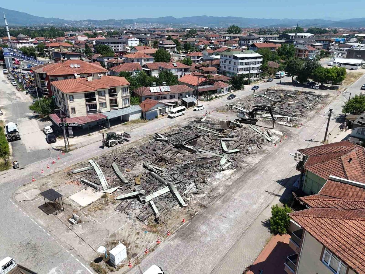 Düzce\'de riskli yapılar temizliyor