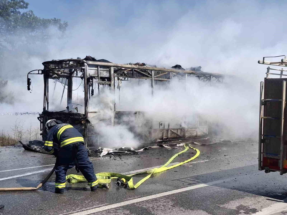 Eskişehir\'de seyir halindeki belediye otobüsü yanarak kullanılamaz hale geldi