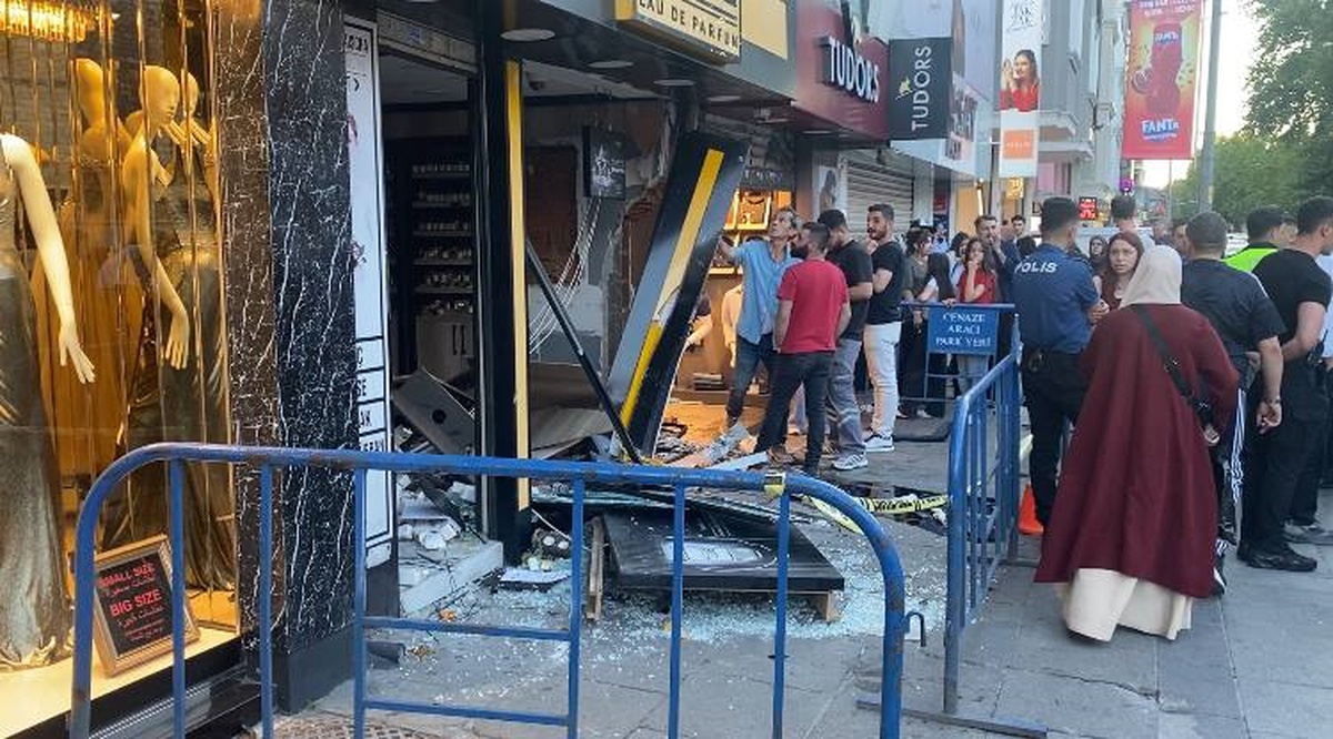 Fatih\'te Kaza: Otomobil İş Yerine Girdi