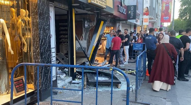 Fatih’te Kaza: Otomobil İş Yerine Girdi