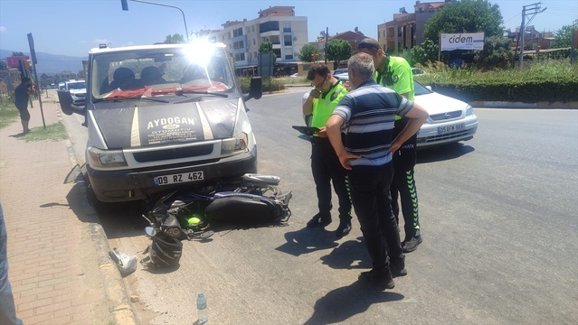 Ödemiş’te Motosiklet-Kamyonet Kazası: 2 Yaralı