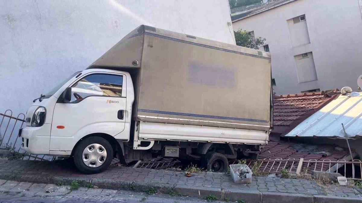 Kağıthane\'de Kamyonet Ev Çatısına Düştü