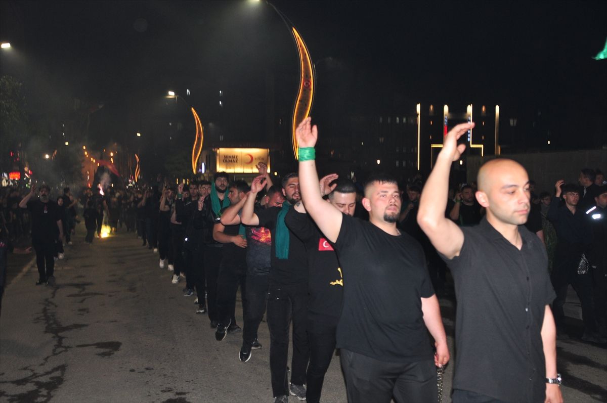 Kars\'ta Tasua Gecesi\'nde Kerbela yürüyüşü