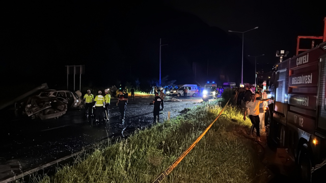 Katliam gibi zincirleme kaza! Araçlar alev aldı, 3 kişi feci şekilde can verdi