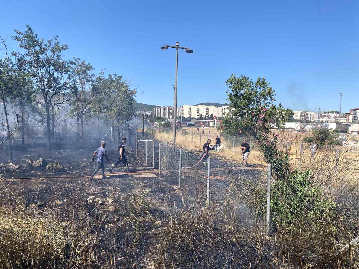 Kocaeli\'de Tır Yangını: Evler Tahliye Edildi