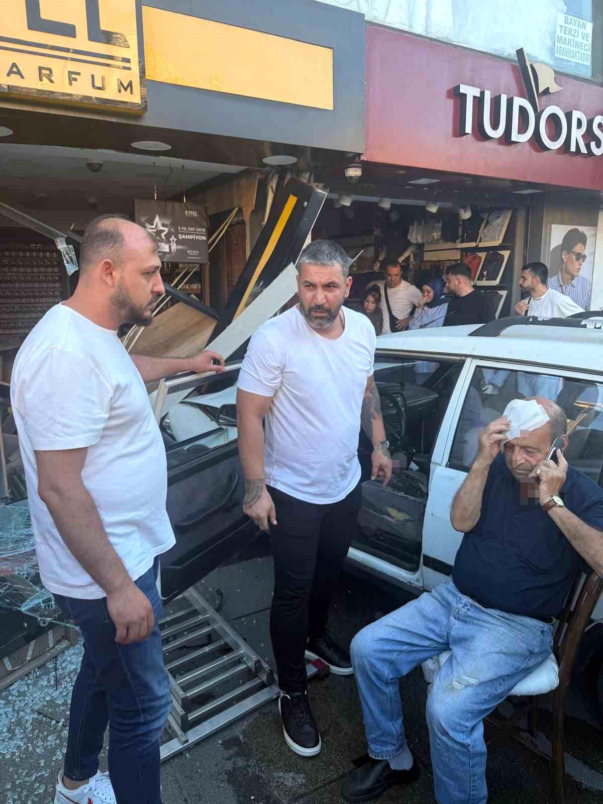 Kontrol çıkan otomobil iki iş yerine çarptı: 1 yaralı