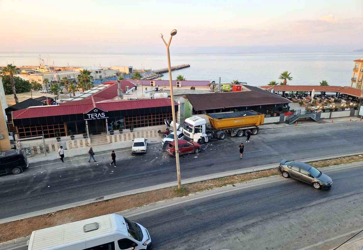 Mersin\'de Kamyon Park Halindeki Araçlara Çarptı