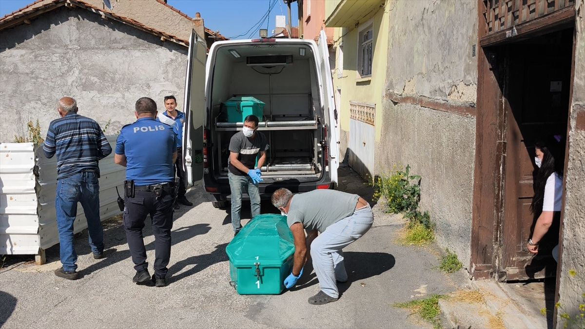 Annesinin cesediyle günlerce aynı evde yaşadı