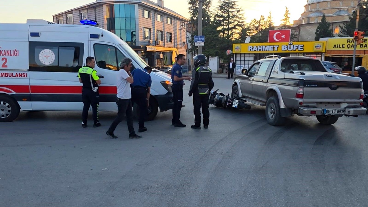 Kütahya\'da Motosiklet-Cip Çarpıştı: 1 Yaralı