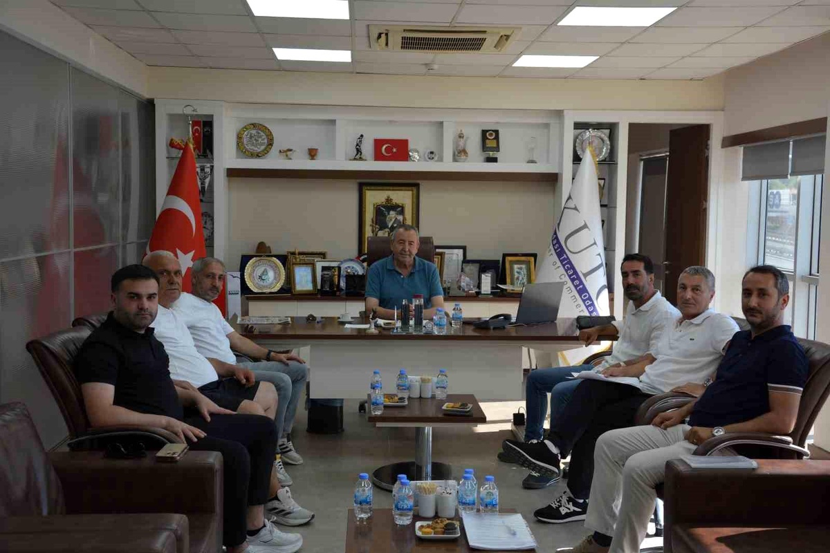 Kuşadası Esnafından Ticaret Odası\'na Ziyaret