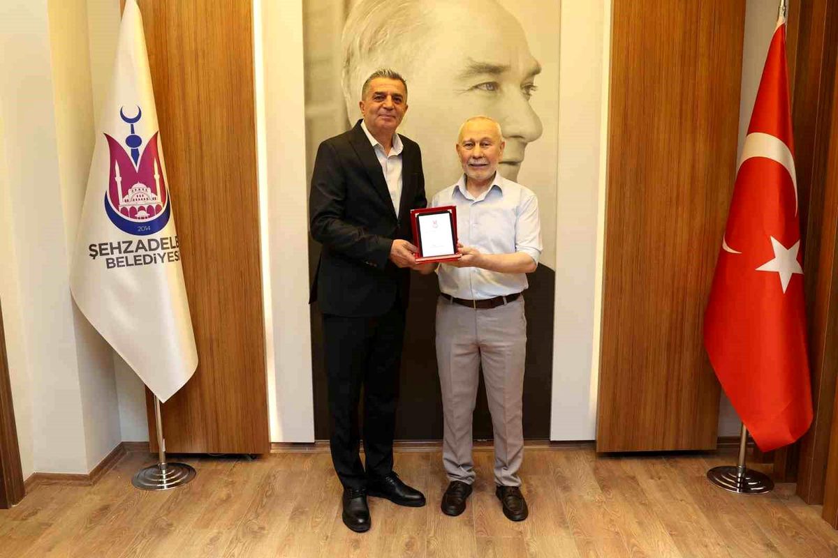 Manisa\'da 41 bin nikaha imza attı, gözyaşlarıyla veda etti