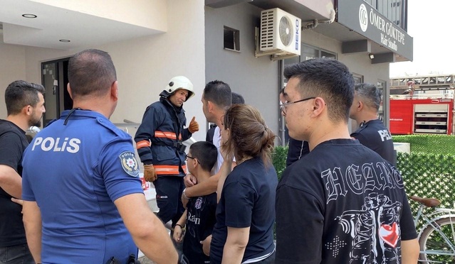 Mersin’de 10 katlı apartmanda yangın: 3 kişi dumandan etkilendi