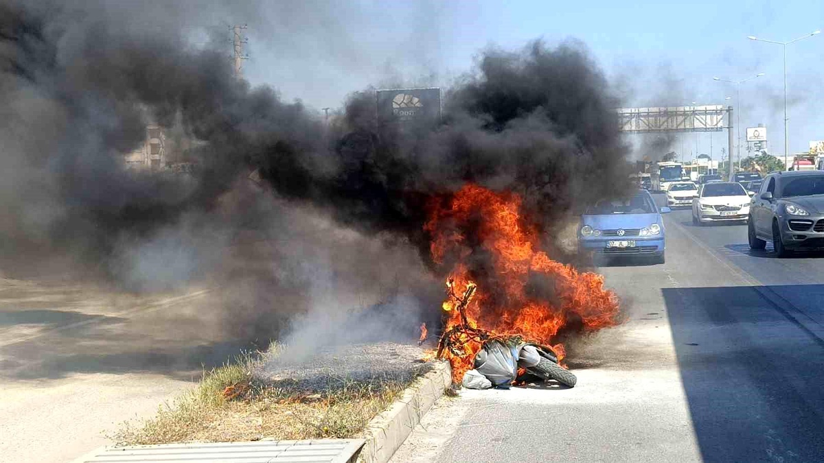 Antalya\'da Motosiklet Yandı, Sürücünün Çabası Yetersiz Kaldı