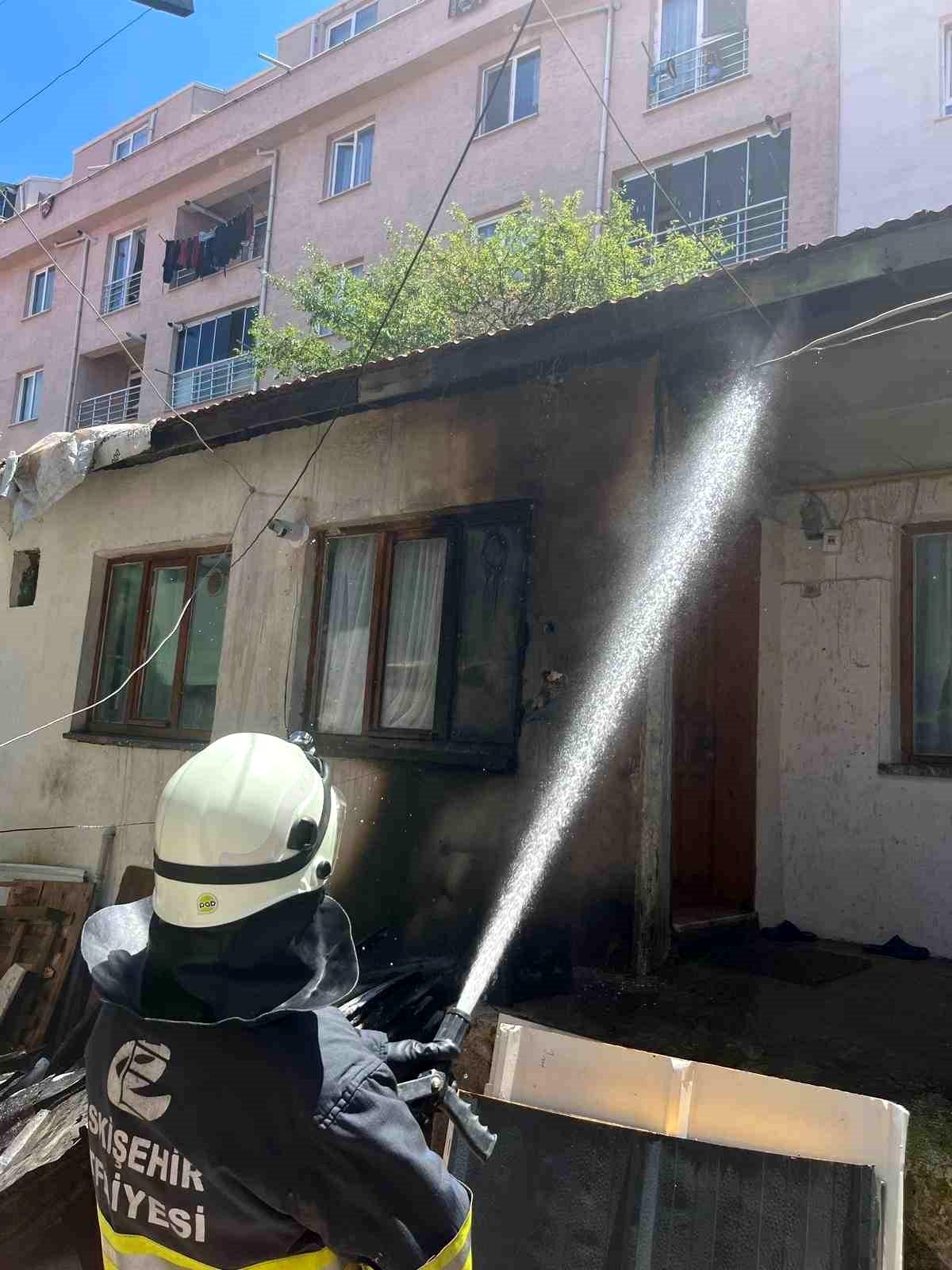 Müstakil evin çatısına çıkan yangın büyümeden söndürüldü