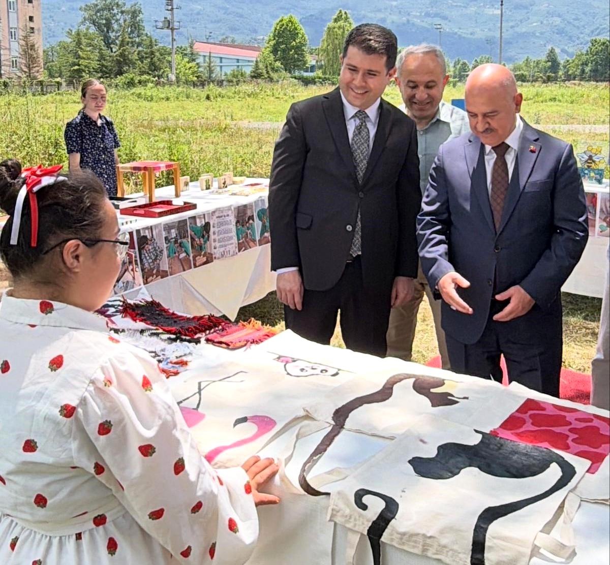 Özel öğrenciler yıl sonu sergisinde hünerlerini sergiledi