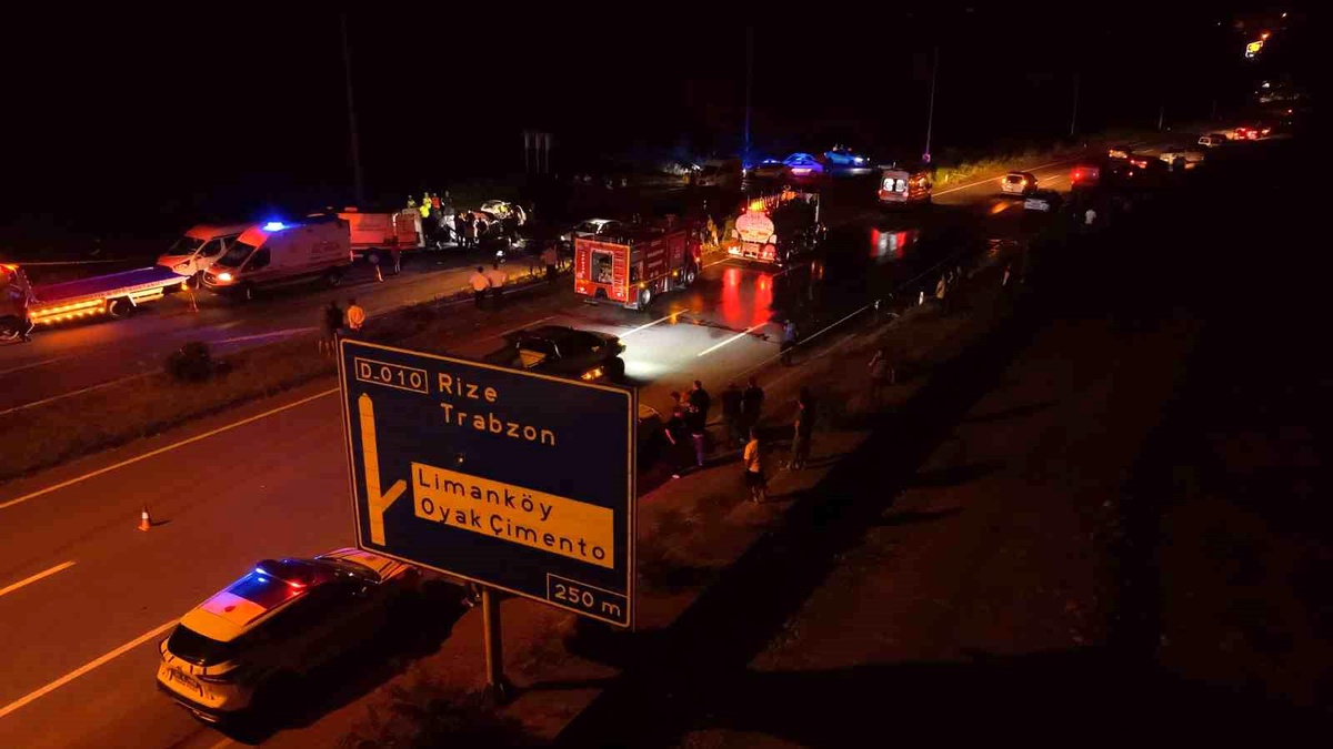 Rize\'de 3 araçlı kaza: 3 ölü, 4 yaralı