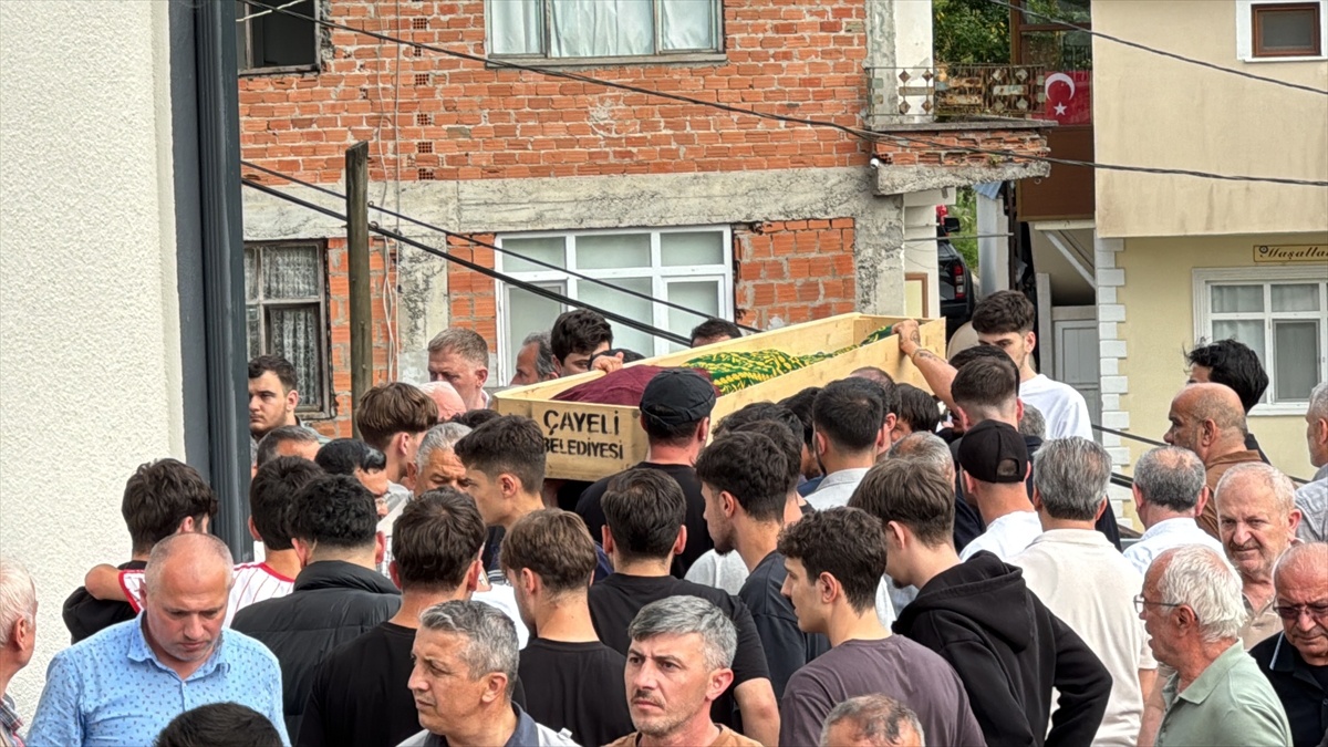 Rize\'de Trafik Kazası: Genç Kız Toprağa Verildi