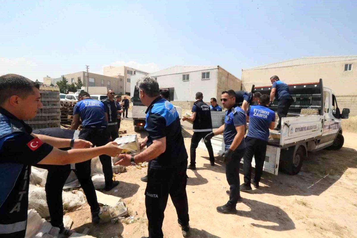 Şanlıurfa\'da son kullanım tarihi geçmiş binlerce ürün imha edildi