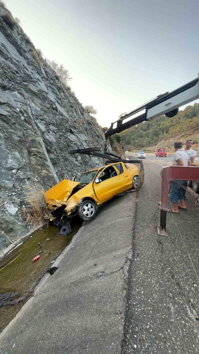 Ortaca’da Kaza: Sürücü Araçta Sıkıştı