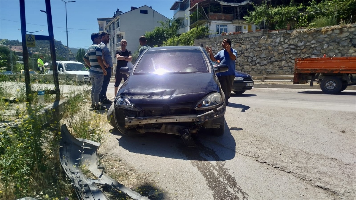 Boyabat\'ta Araç Bariyere Çarptı: 3 Yaralı