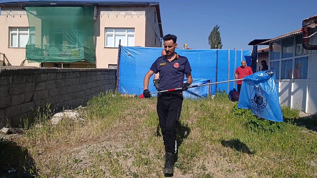 Şarkışla\'da Yılan İtfaiye Ekipleri Tarafından Yakalandı