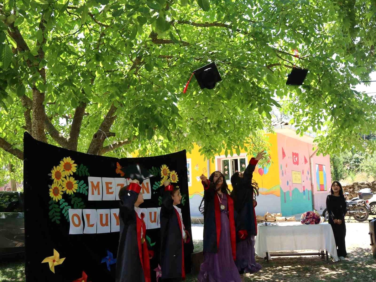 Akmescit İlkokulu\'ndan Mezuniyet Coşkusu