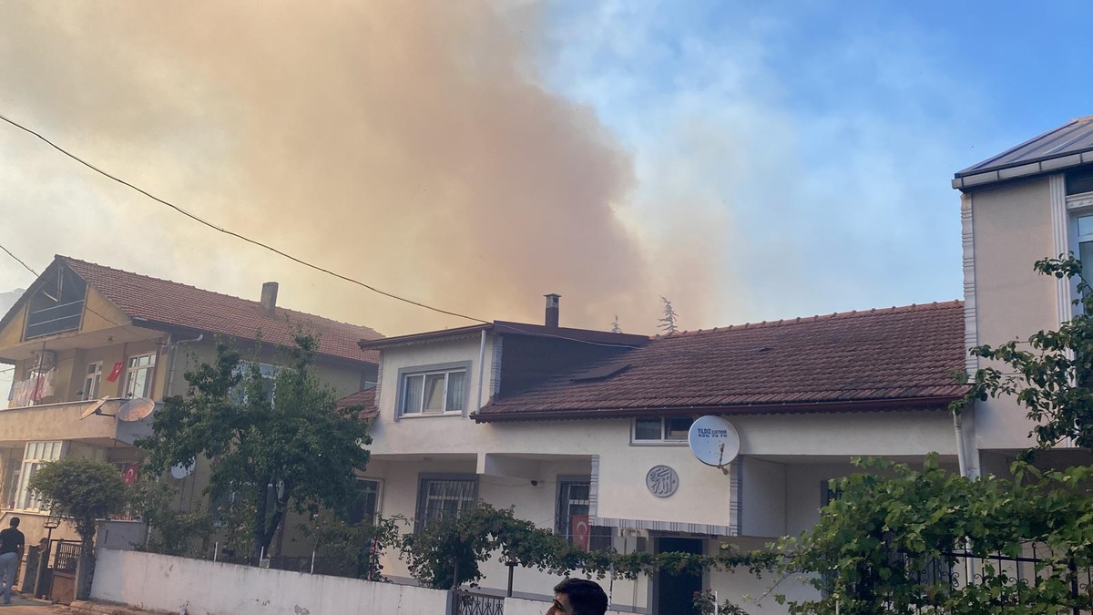 Körfez\'de Kuru Ot Yangını: 50 Ev Tahliye Edildi