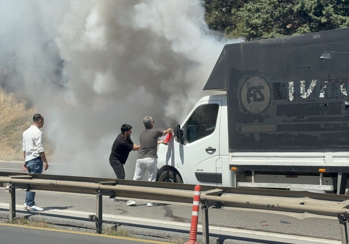 Üsküdar\'da Kamyonet Yangını Kontrol Altına Alındı