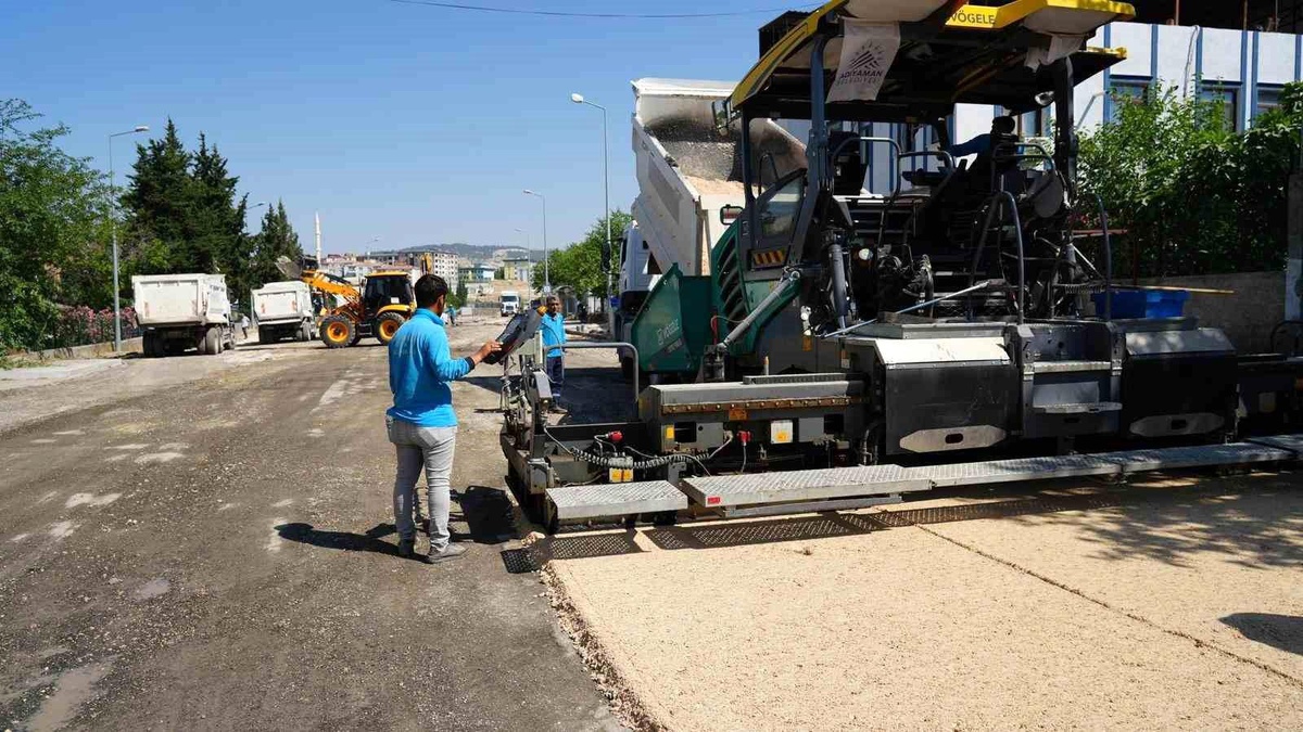 Adıyaman\'da altyapısı tamamlanan yollar asfaltla buluşuyor