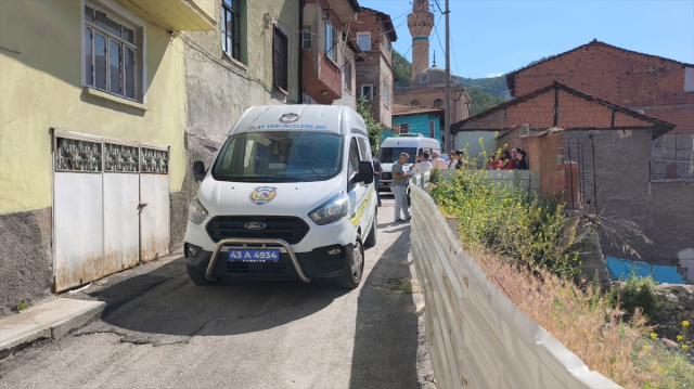 Annesinin cesediyle günlerce aynı evde yaşadı