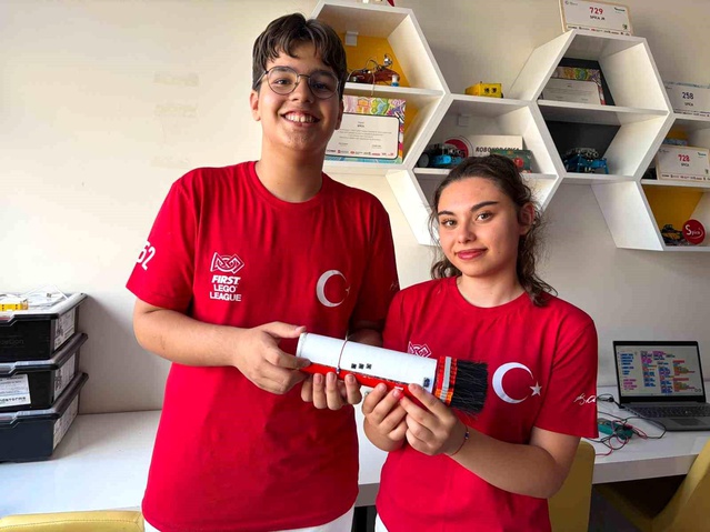 İzmirli Öğrencilerden Elektrikli Fırça Başarısı