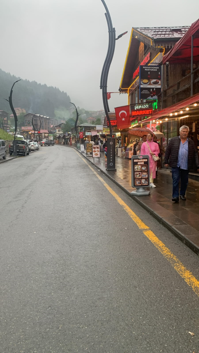 Ayder'de kaldırımlar yayalara kaldı