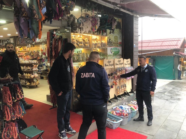 Ayder’de kaldırımlar yayalara kaldı