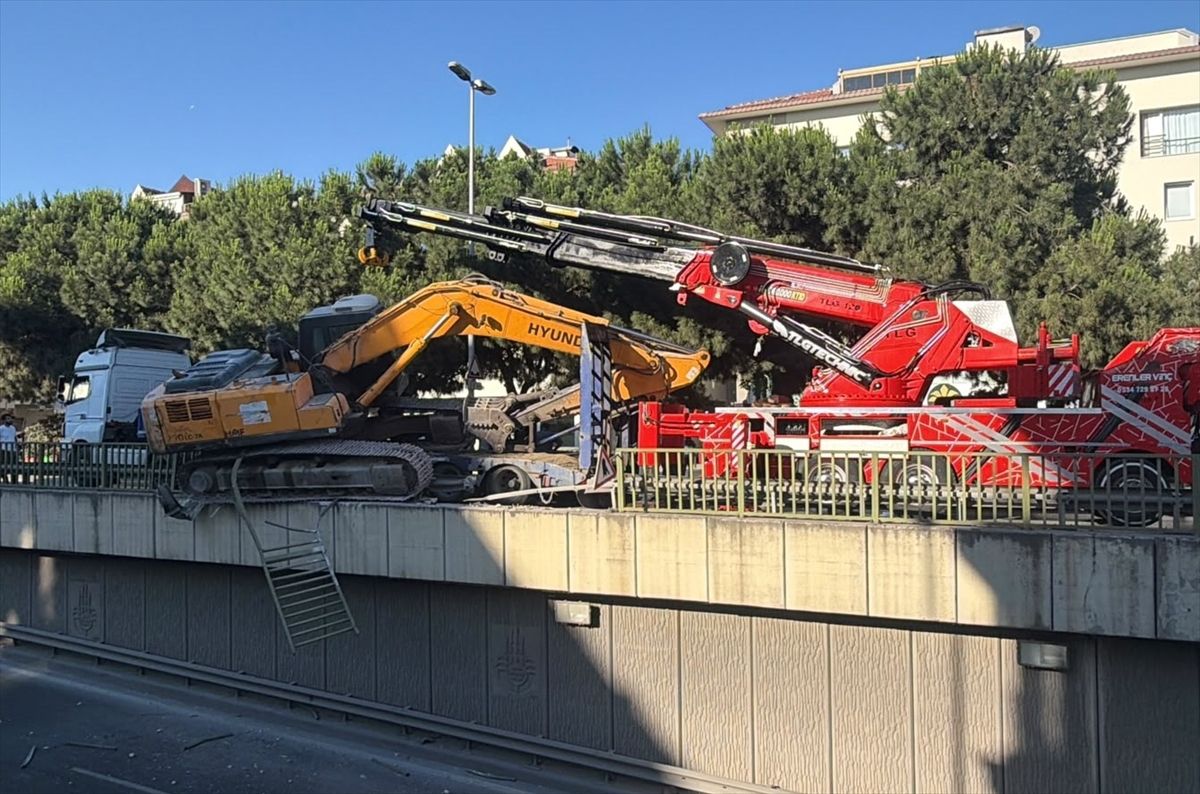 Bahçelievler\'de Tırdan Düşen Ekskavatör Alt Geçitte Asılı Kaldı