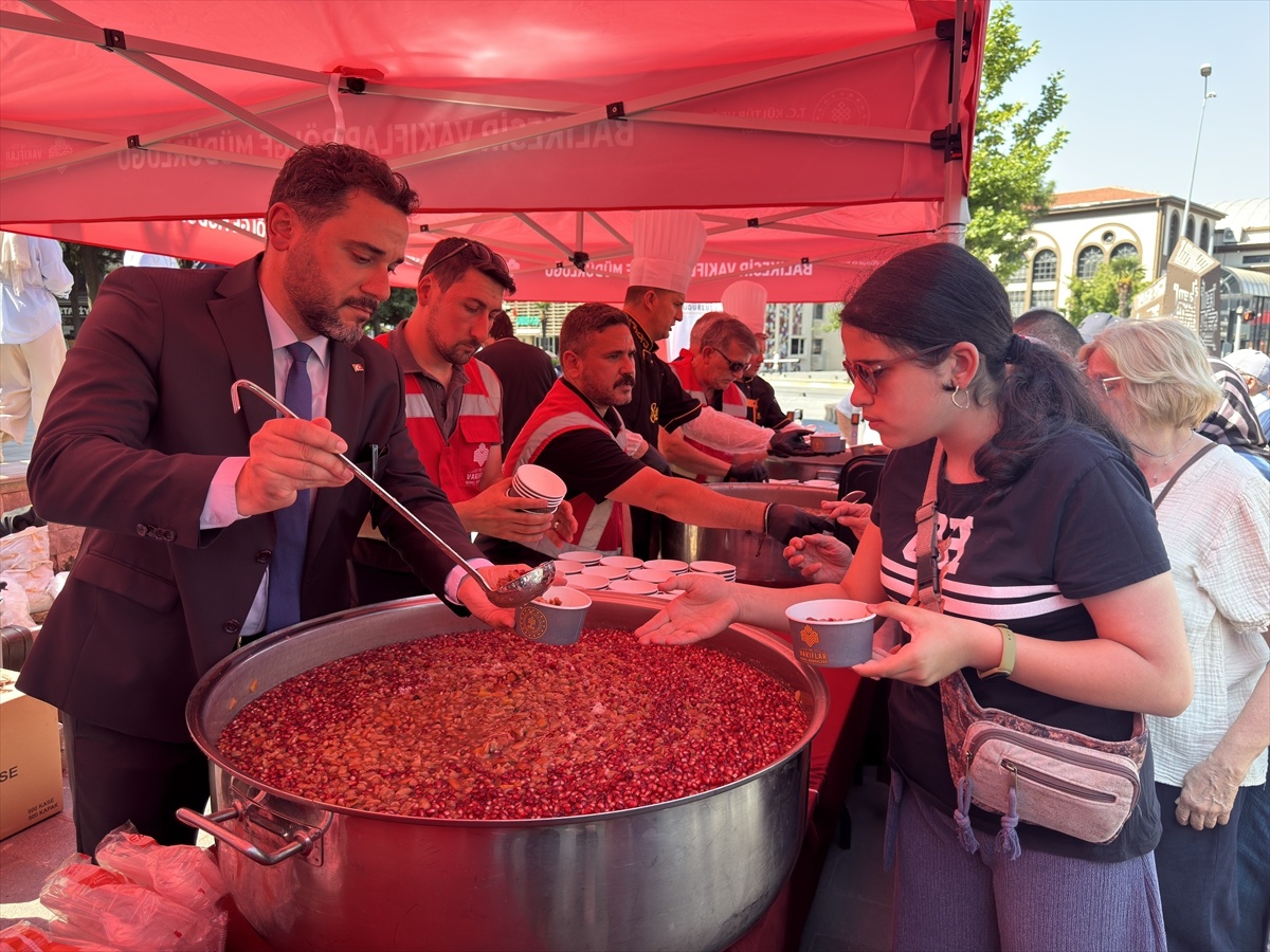 Balıkesir\'de 6 Bin Kişiye Aşure İkramı