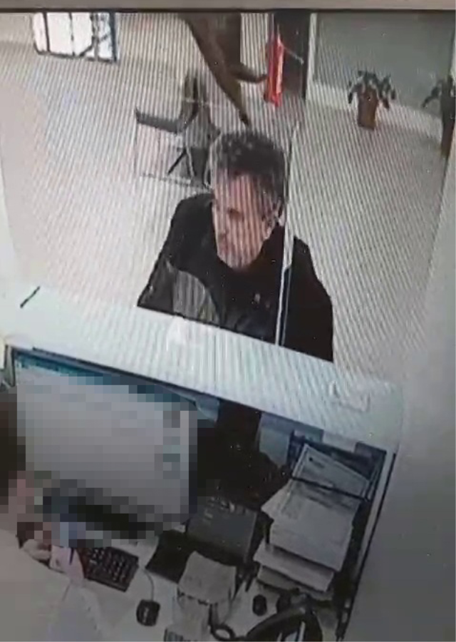 Bankada işlem yaparken başına kedi düştü: Kalpten gidiyorduk