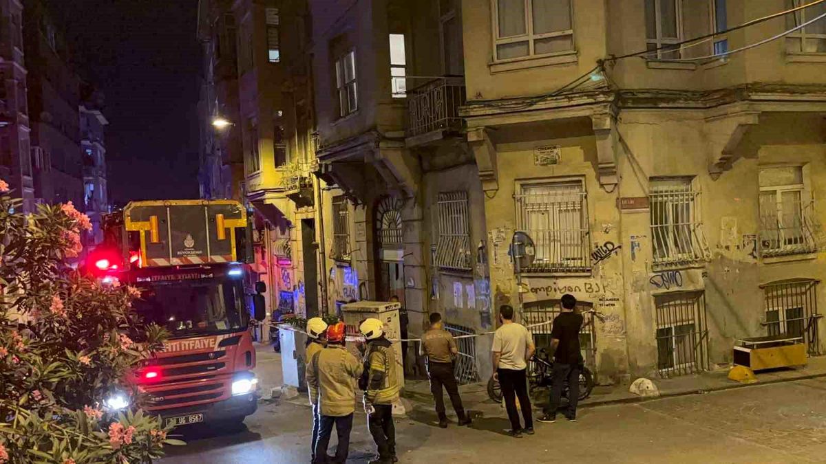 Beyoğlu\'nda Bina Göçtü, Sakinler Tahliye Edildi