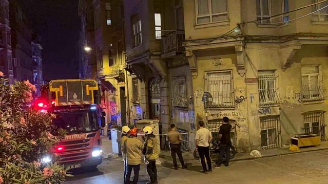 Beyoğlu’nda Bina Göçtü, Sakinler Tahliye Edildi