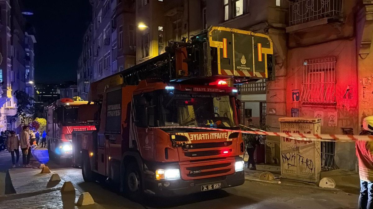 Beyoğlu\'nda Bina Çöktü