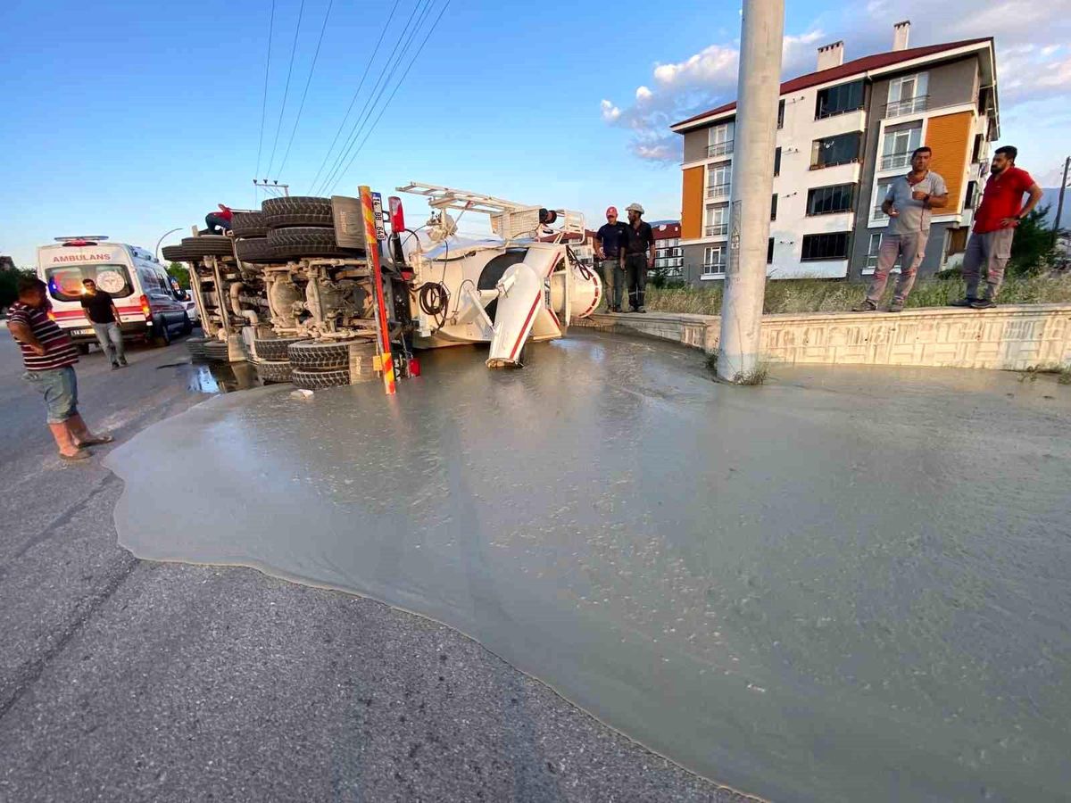 Bolu\'da Beton Mikseri Devriledi