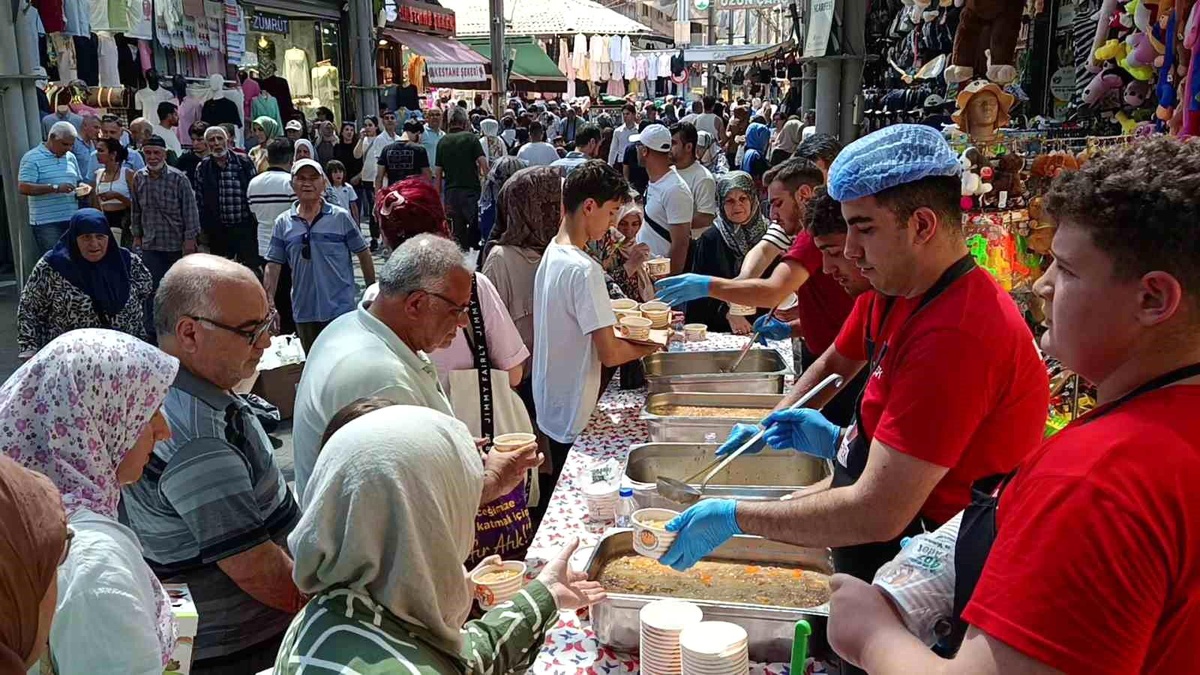 Bursa\'da 30 Yıllık Aşure Geleneği Devam Ediyor