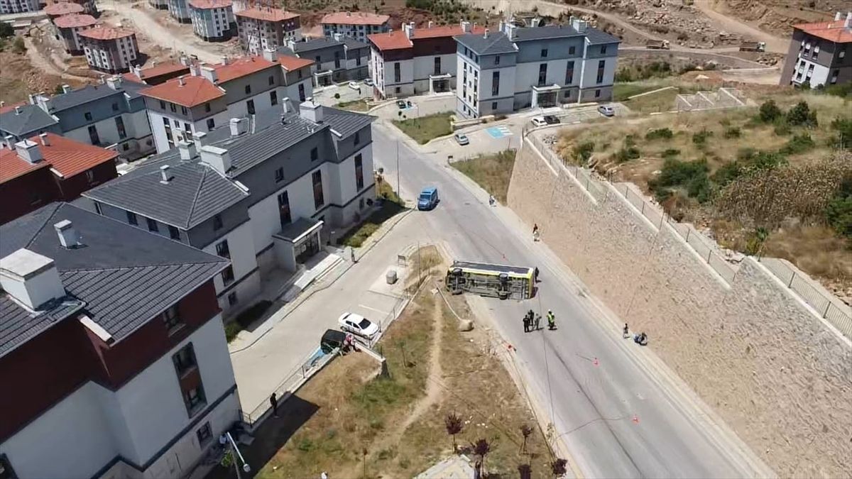İnegöl\'de Halk Otobüsü Devrildi