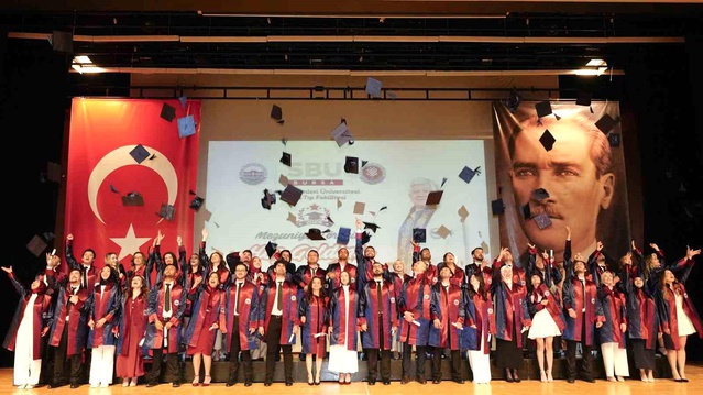 43 genç hekim ilk mezuniyet coşkusunu yaşadı